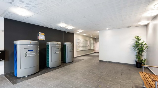 Bygget er tilknyttet moderne avfallssug for enkel kildesortering.