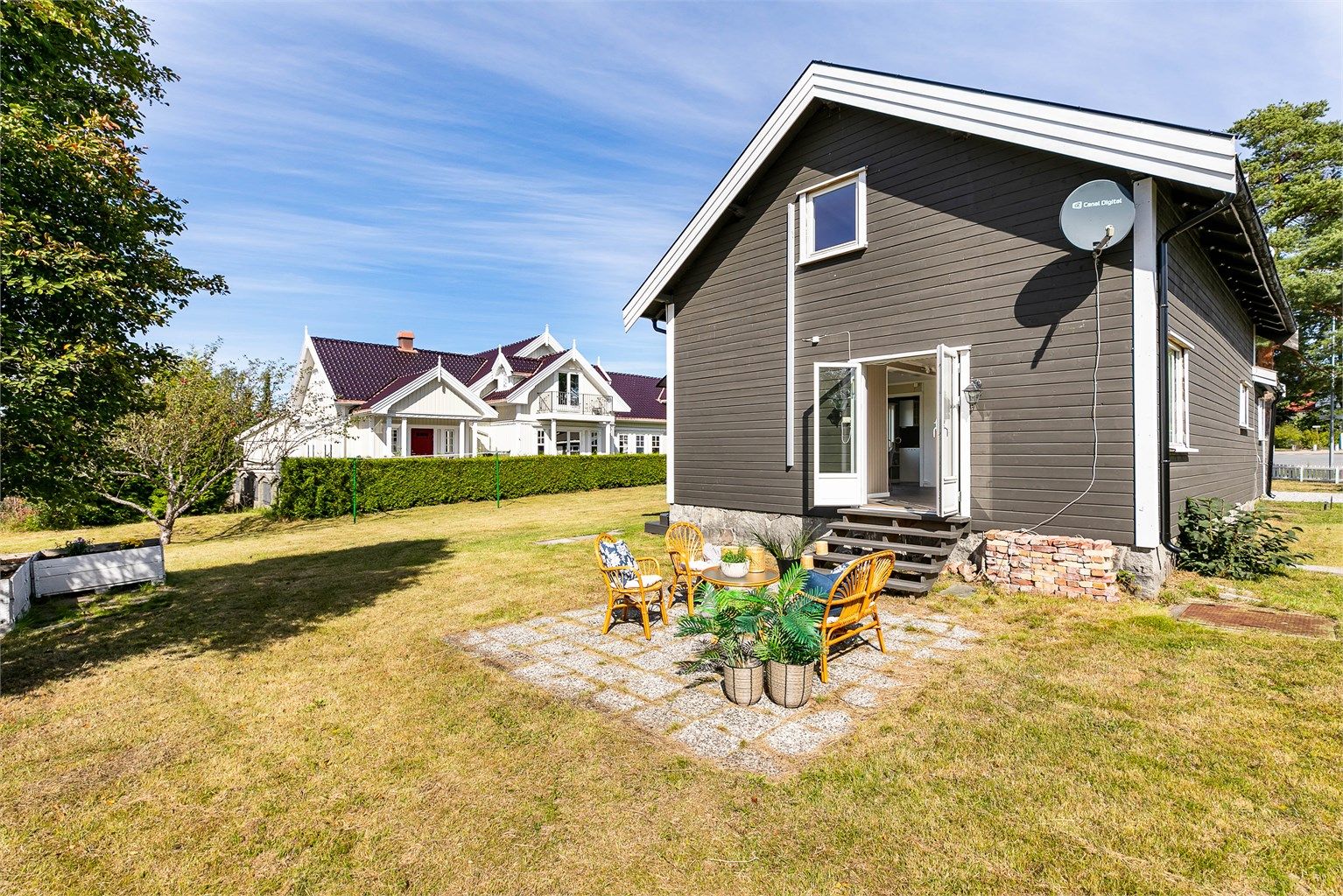 Kledningen ble skiftet ut i 2018, dører og vinduer er datert 2016 og 2017.