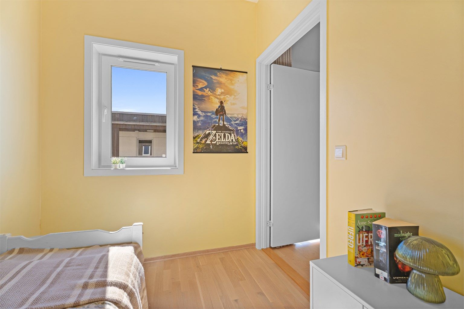 Rommet er nylig malt i en frisk og lys farge som skaper en vårlig følelse. 