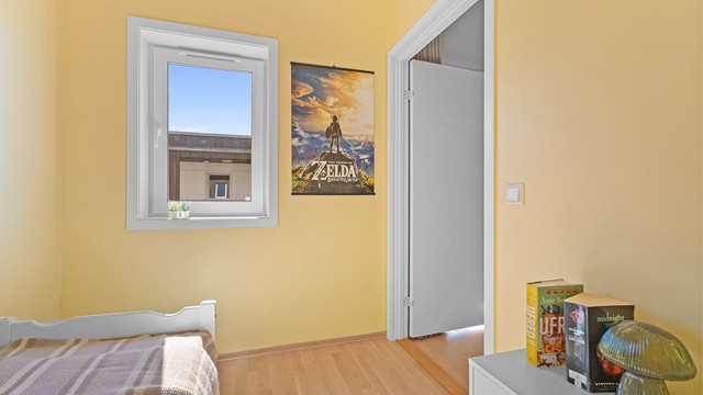 Rommet er nylig malt i en frisk og lys farge som skaper en vårlig følelse.