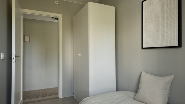 Leiligheten disponerer også en egen parkeringsplass i oppvarmet kjelleranlegg, med heisadkomst og el-lader.