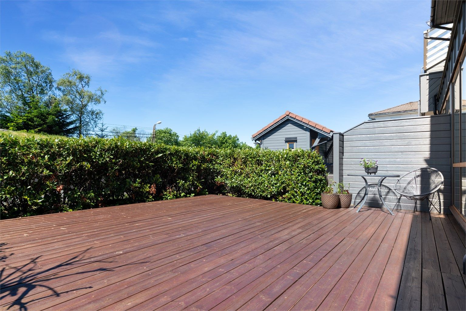 Leiligheten har en vestvendt terrasse med gode solforhold og god plass til hagemøbler i flere soner. Her er forholdene lagt til rette for å nyte finværsdagene.