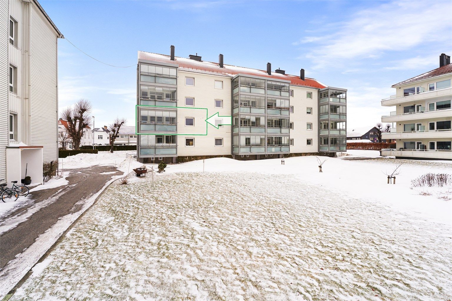 Fasaden er oppgradert i nyere tid, rør i bygget og m.m. Stille og rolig område vendt mot hyggelig bakgård og lite trafikk i område