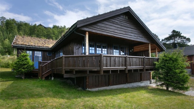 Overbygd inngangsparti og en stor, delvis overbygd terrasse.