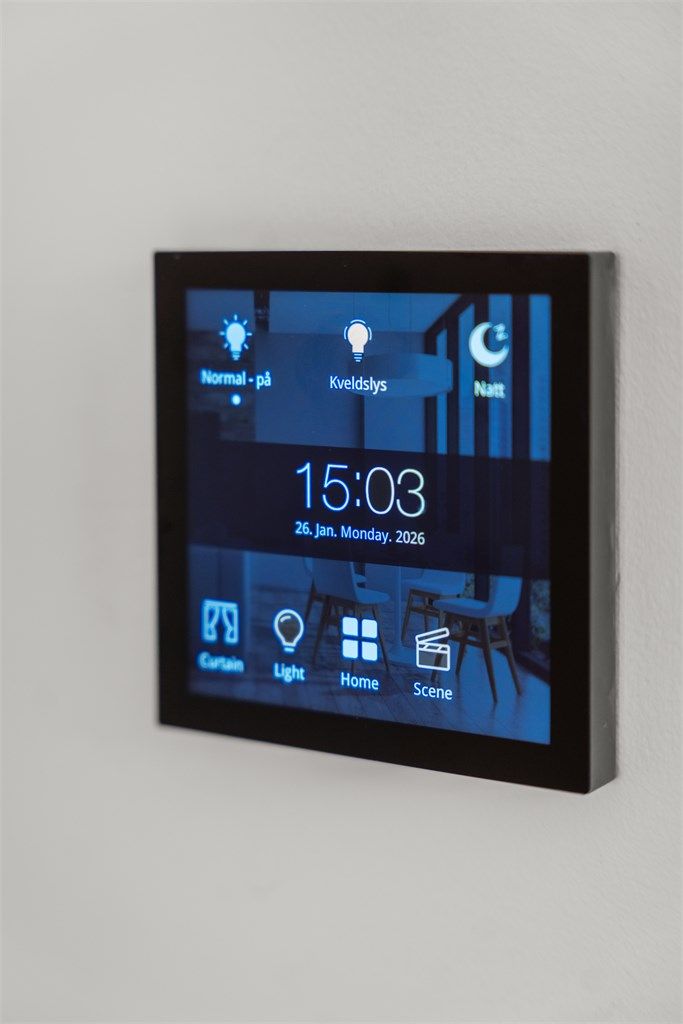 Selger har installert smarthusanlegg med HDL-systemer i hele leiligheten. 