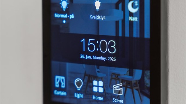 Selger har installert smarthusanlegg med HDL-systemer i hele leiligheten.