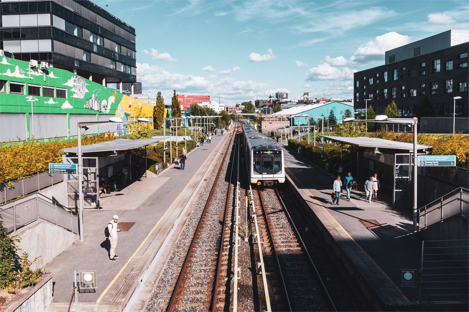 Området har svært god offentlig kommunikasjon, med kort vei til T-banestasjoner på både Hasle, Helsfyr og Ensjø.
