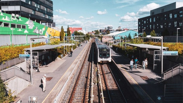 Området har svært god offentlig kommunikasjon, med kort vei til T-banestasjoner på både Hasle, Helsfyr og Ensjø.