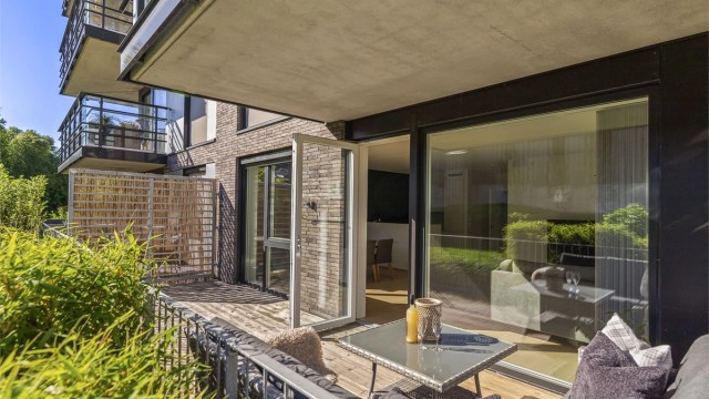 Leiligheten har en deilig uteplass på en delvis overbygget, vestvendt markterrasse på 18 kvm