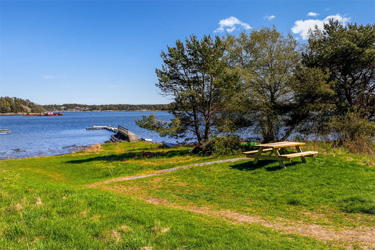 Eiendommen har en idyllisk beliggenhet med umiddelbar nærhet til sjøen og båtplasser på fellesbrygge. Nede ved sjøen finnes det også gode bademuligheter, så her er det ikke lange turen til en friskt morgenbad eller avkjølende kveldsbad.