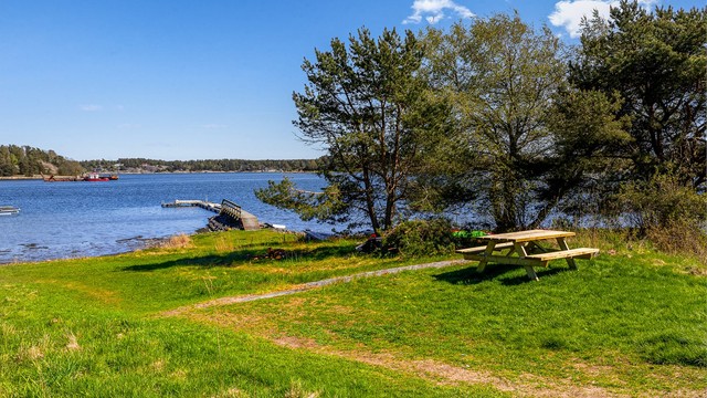Eiendommen har en idyllisk beliggenhet med umiddelbar nærhet til sjøen og båtplasser på fellesbrygge. Nede ved sjøen finnes det også gode bademuligheter, så her er det ikke lange turen til en friskt morgenbad eller avkjølende kveldsbad.