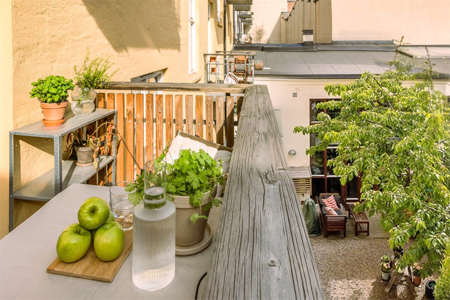 Hyggelige omgivelser utenfor balkongen.