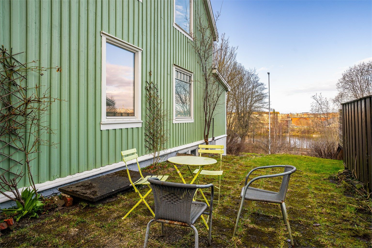 Dagligvarebutikkene Joker Ilevollen og Bunnpris Ila ligger kun 9 minutters gange unna, og området har et svært godt kollektivtilbud. Med både buss og byens eneste trikkelinje får du hyppige avganger til sentrum og resten av byen. 