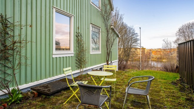 Dagligvarebutikkene Joker Ilevollen og Bunnpris Ila ligger kun 9 minutters gange unna, og området har et svært godt kollektivtilbud. Med både buss og byens eneste trikkelinje får du hyppige avganger til sentrum og resten av byen.