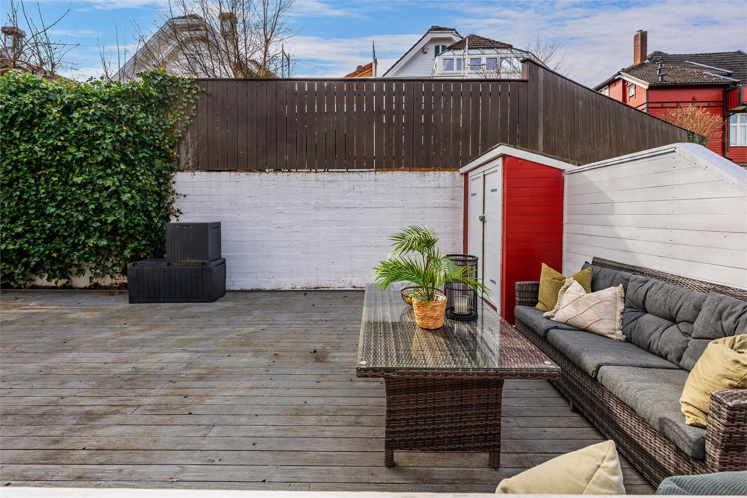 Planlagt vedlikehold sommer 2026 - Det er avtalt med naboene at eføyen vil bli trimmet, gresset klippet og terrassen malt i perioden mai-juli 