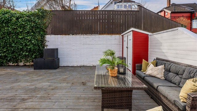 Planlagt vedlikehold sommer 2026 - Det er avtalt med naboene at eføyen vil bli trimmet, gresset klippet og terrassen malt i perioden mai-juli