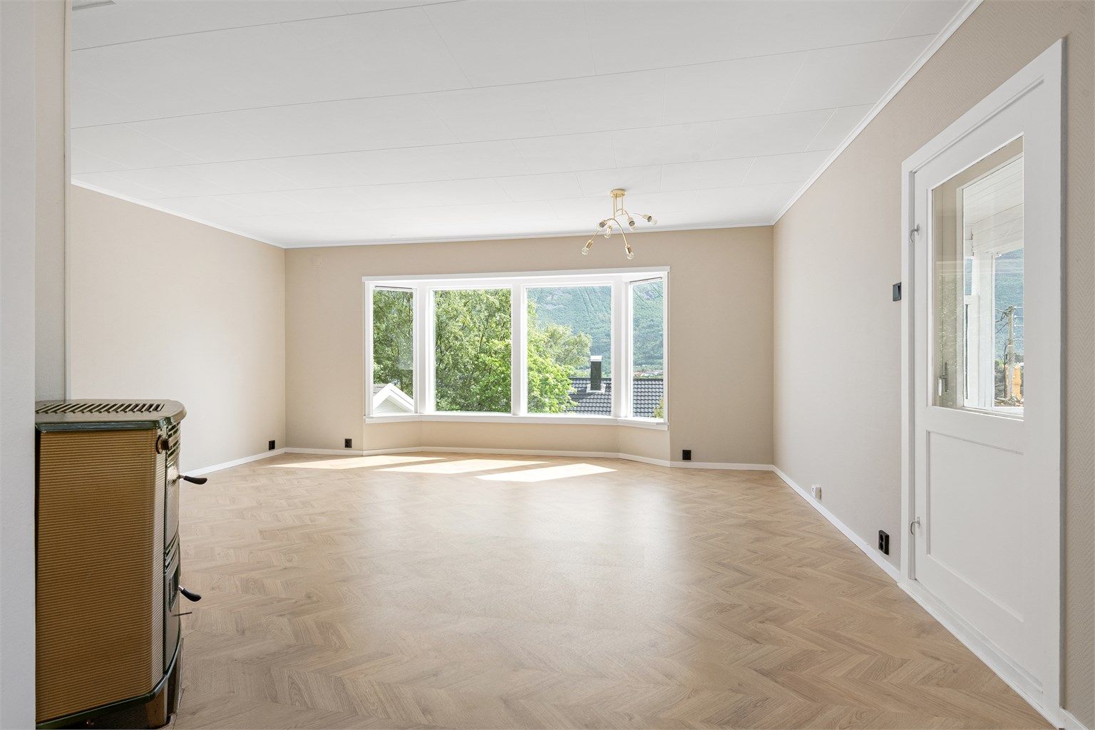 Stuen er romslig med plass til både sofagruppe og spisebord.