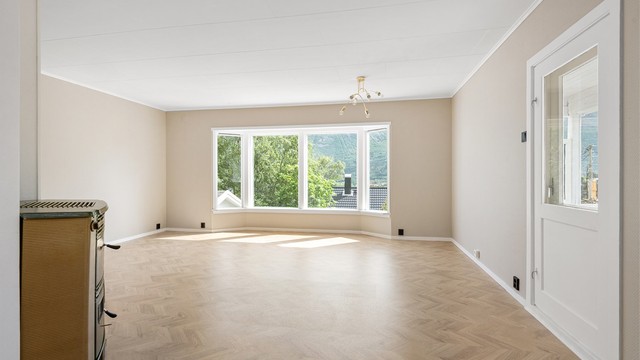 Stuen er romslig med plass til både sofagruppe og spisebord.