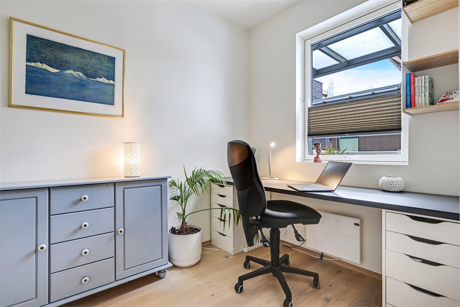 Soverom 2 - i dag innredet som kontor. 
