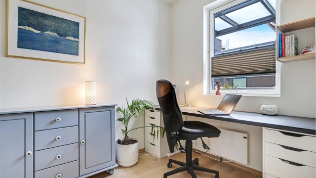 Soverom 2 - i dag innredet som kontor.