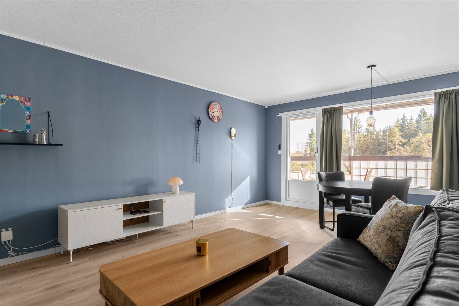 Stuen er romslig med nymalte vegger og laminatgulv. Belysningen styres med det smarte Plejd-systemet.