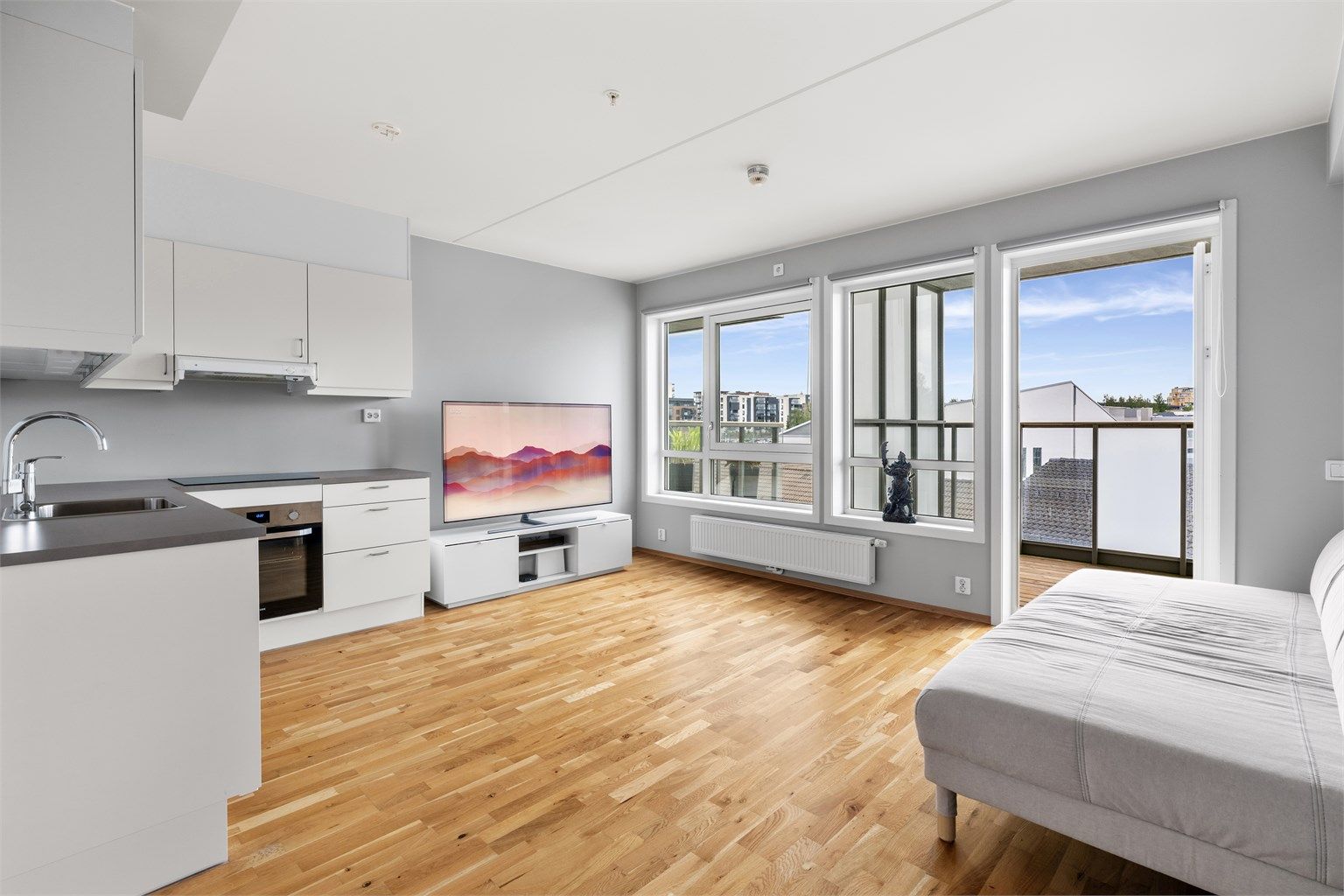 Boligen er holdt i behagelige og duse nyanser gjennom alle rom og har gulv belagt med flott parkett. Her har du store vindusflater som gir rikelig med lysinslipp og gjør at boligen får en lys og luftig atmosfære. 