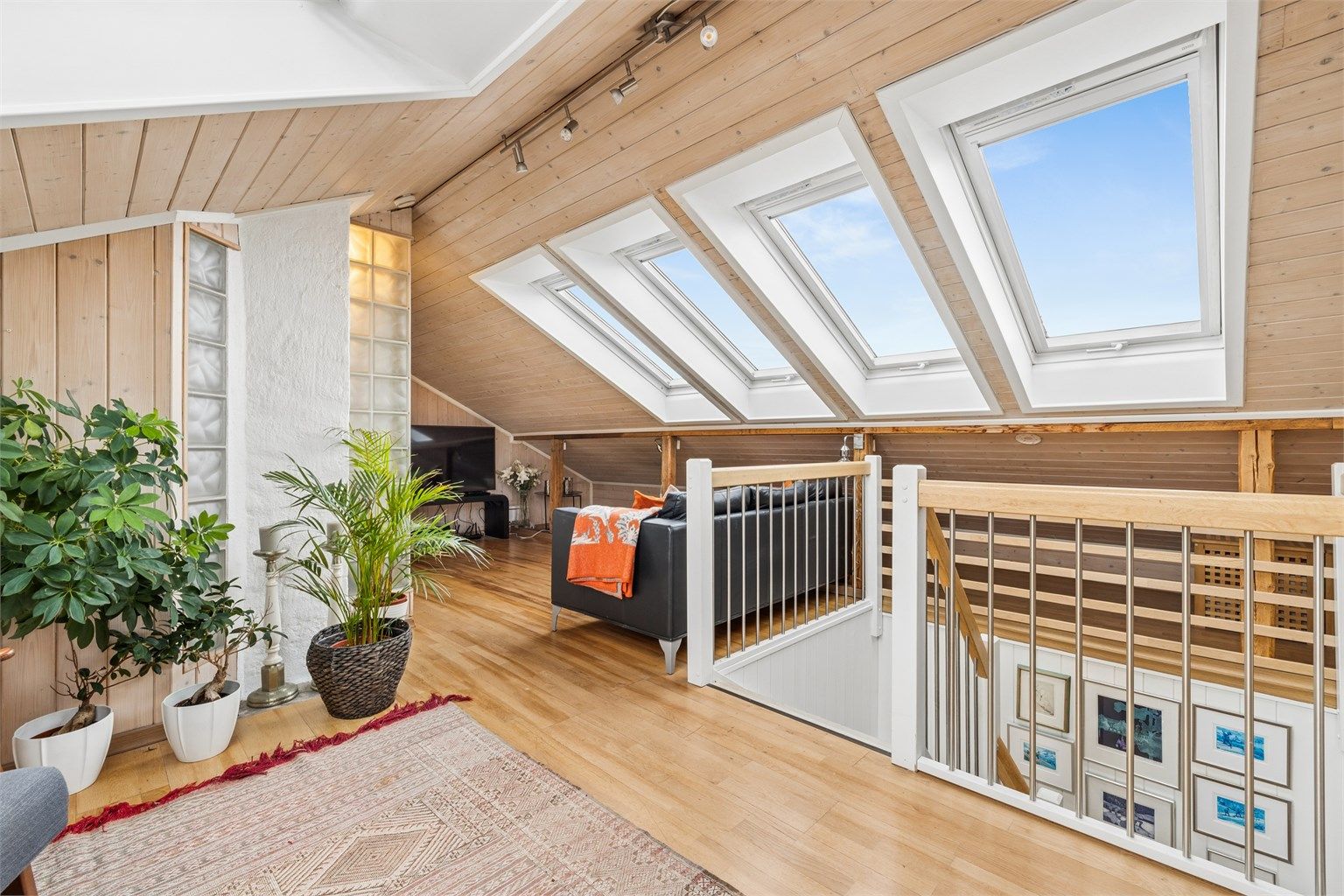 Trapperommet er lyst og åpent, med rekkverk i stål og tre fra ombyggingen i 2006.