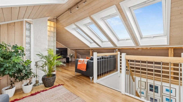 Trapperommet er lyst og åpent, med rekkverk i stål og tre fra ombyggingen i 2006.