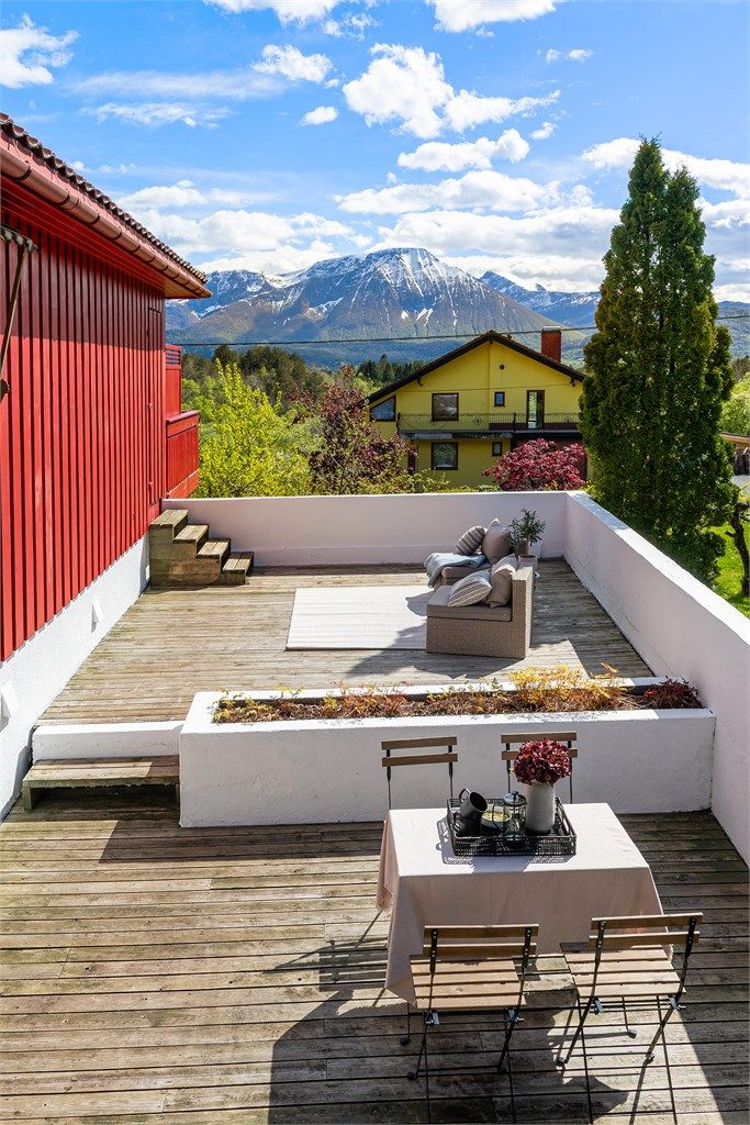 De ulike nivåene skaper en spennende og dynamisk uteplass.