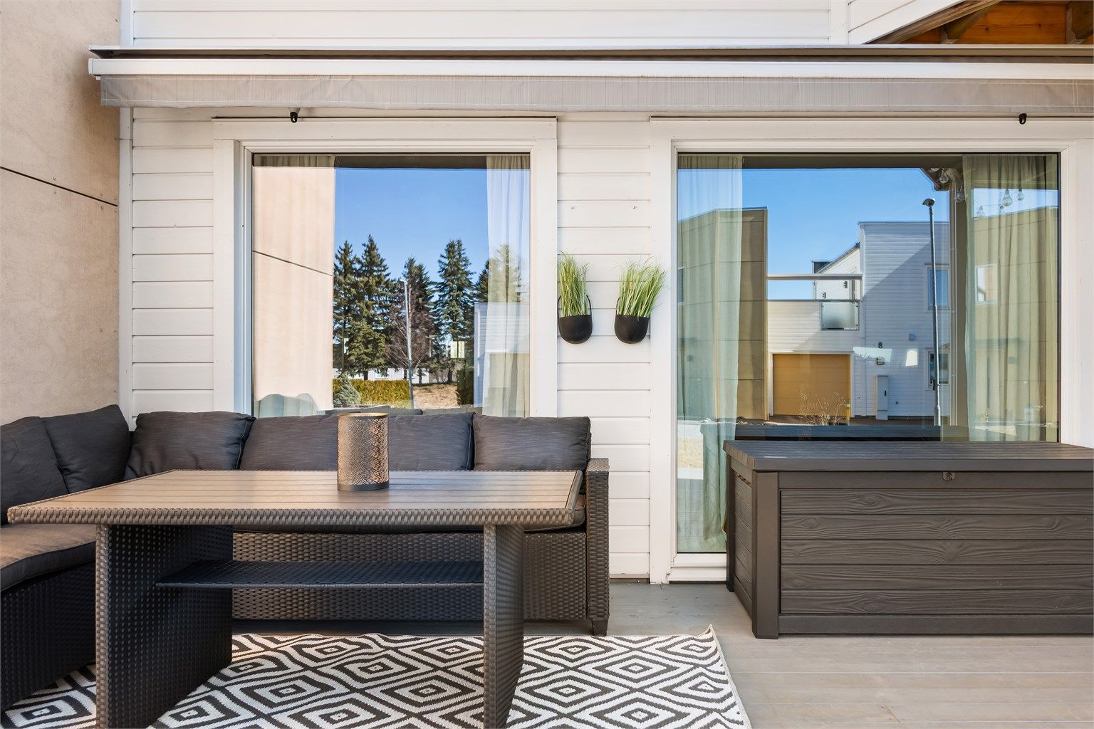 Den romslige markterrassen har gode solforhold og god plass til utemøbler og grill.