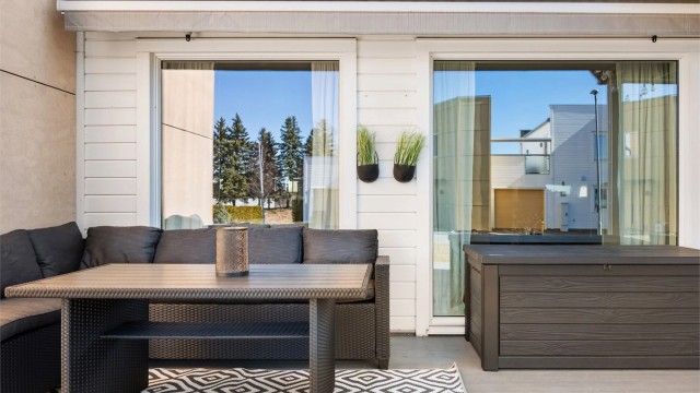 Den romslige markterrassen har gode solforhold og god plass til utemøbler og grill.