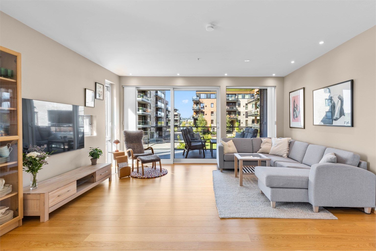 Gode møbleringsmuligheter i romslig stue med utgang til stor terrasse 