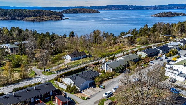 Rugdeveien er i nord sperret for gjennomkjøring med bil og av den grunn stille og fredelig.