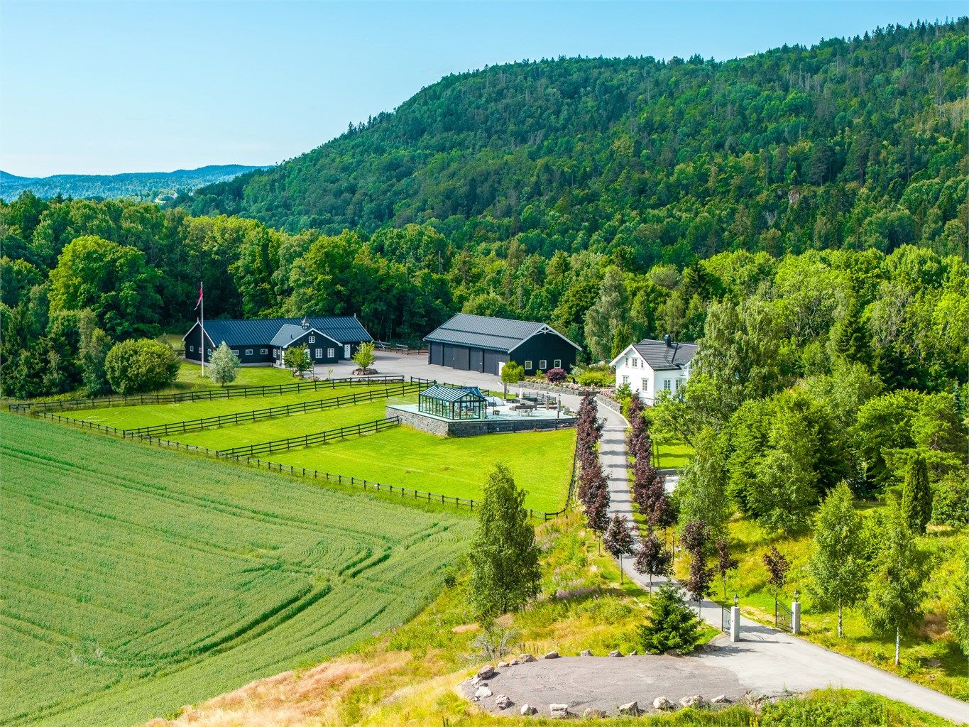 Eiendommen har enkel adkomst til E18, noe som gir gode forbindelser til omkringliggende byer.