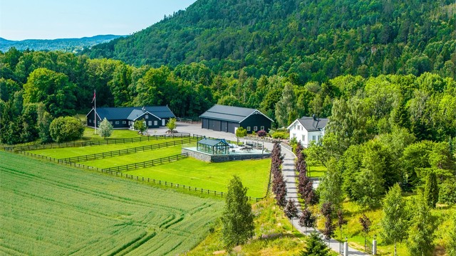 Eiendommen har enkel adkomst til E18, noe som gir gode forbindelser til omkringliggende byer.