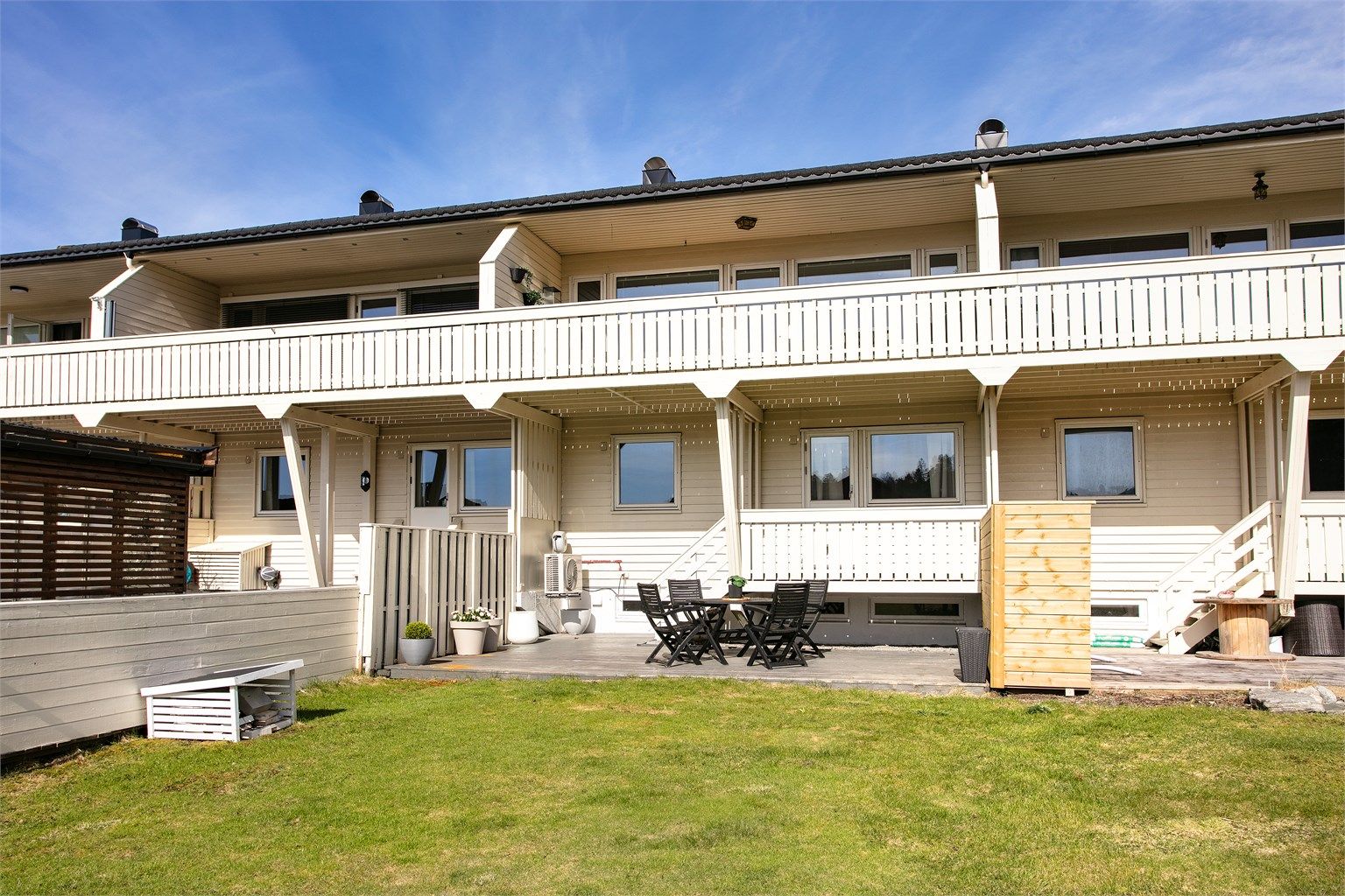 Et innholdsrikt rekkehus over tre plan med en familievennlig planløsning og gode uteplasser.