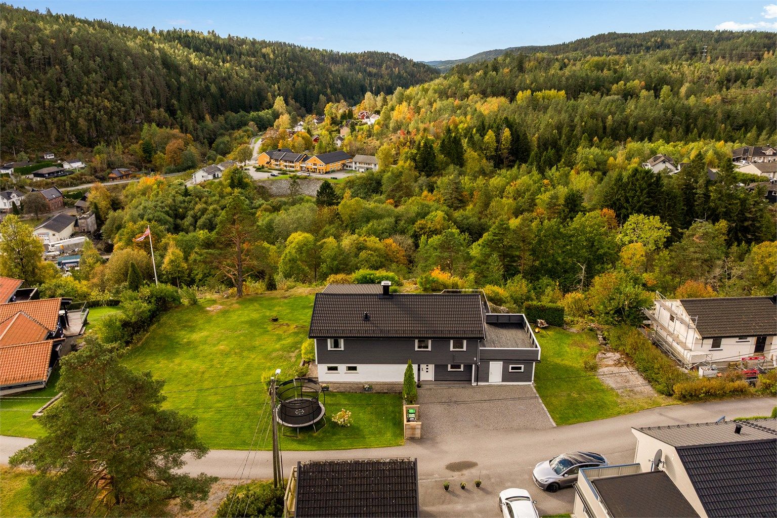 Huset ligger fint og usjenert til på et høydedrag med utsikt utover landskapet.
