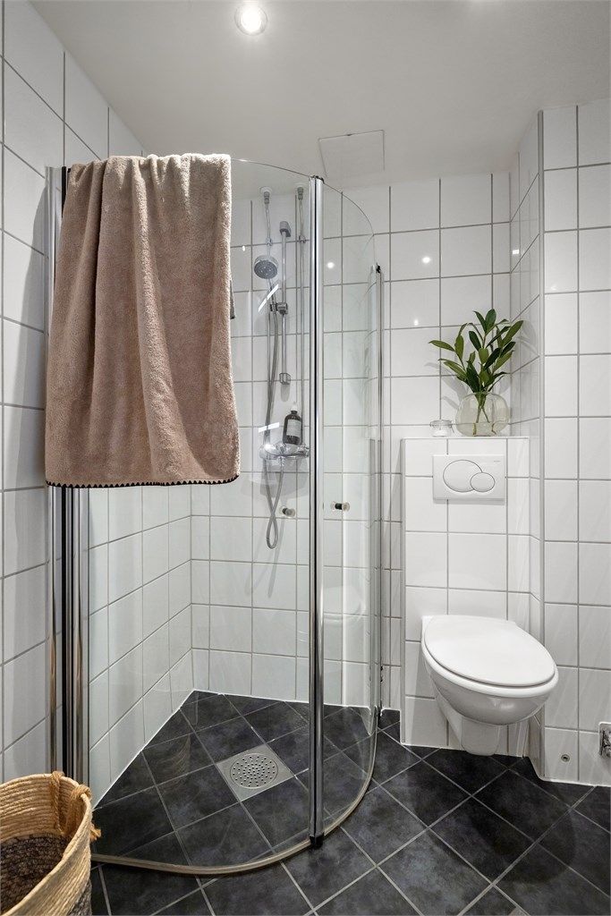 Badet er utstyrt med vegghengt toalett, dusjhjørne med innfellbar glassdører