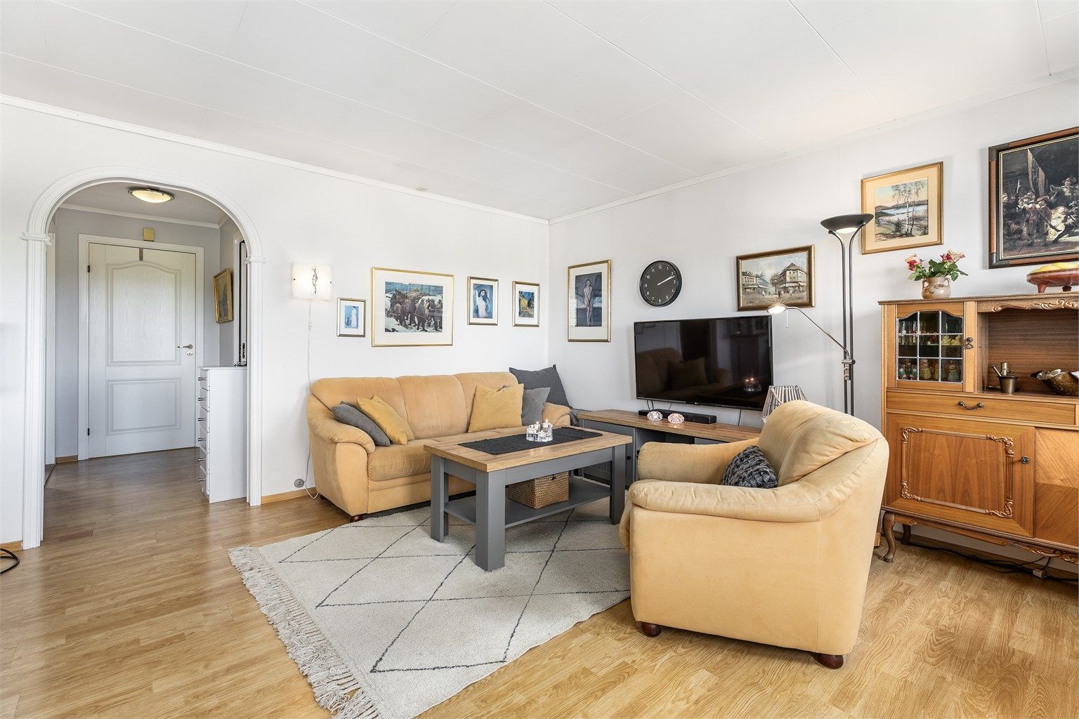 Kjøkkenet er adskilt i eget rom, vegg i vegg med stuen. Ett av boligens tre soverom inngår også i etasjen.