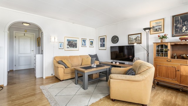 Kjøkkenet er adskilt i eget rom, vegg i vegg med stuen. Ett av boligens tre soverom inngår også i etasjen.