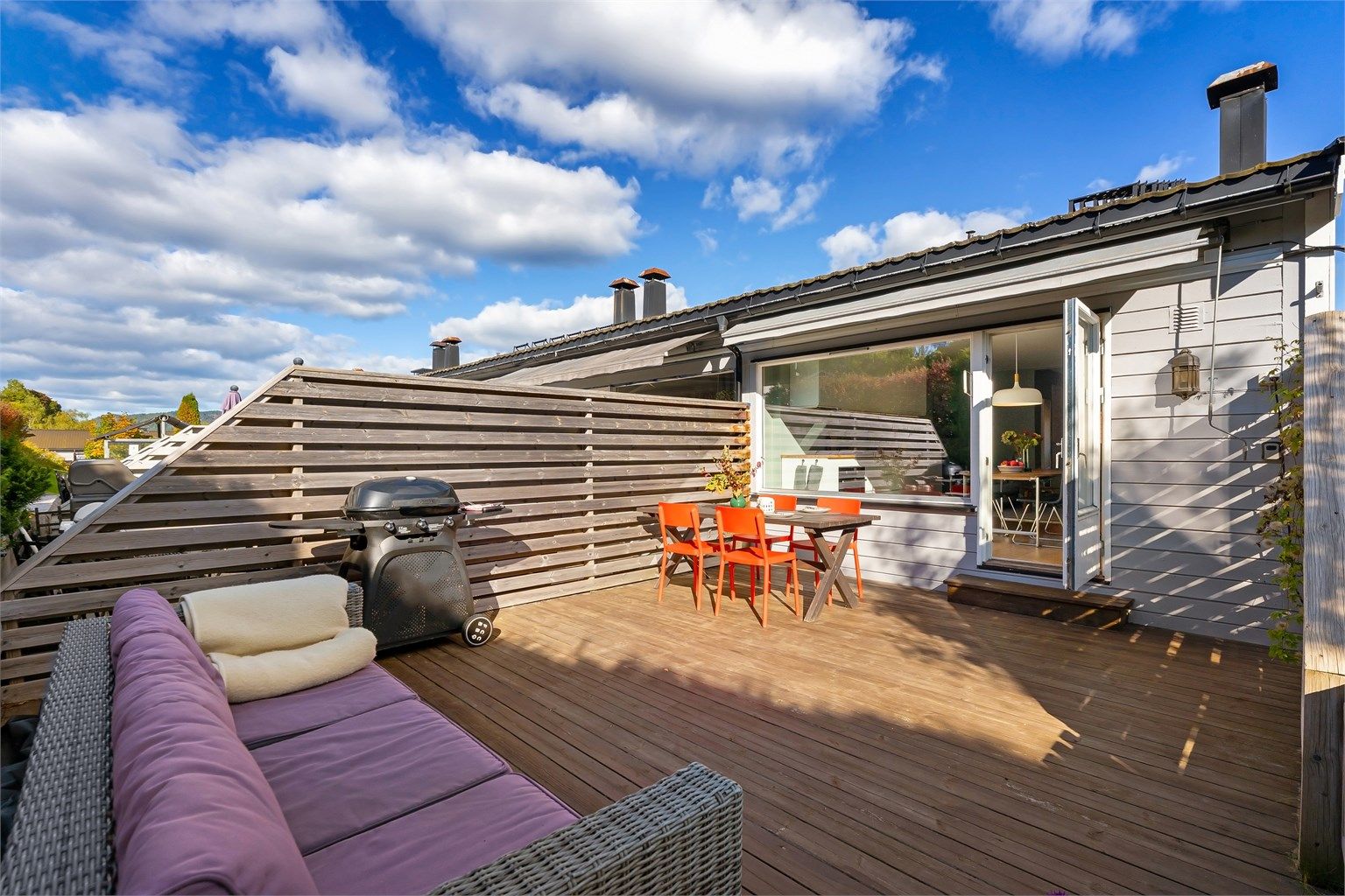 Terrassen har god plass til både sofagruppe og spiseplass.