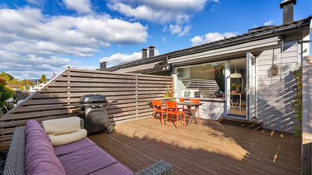 Terrassen har god plass til både sofagruppe og spiseplass.