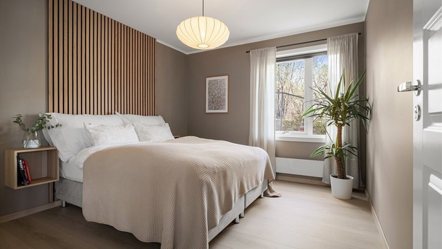 Hovedsoverommet er romslig og har godt med plass til dobbeltseng og tilhørende nattbord