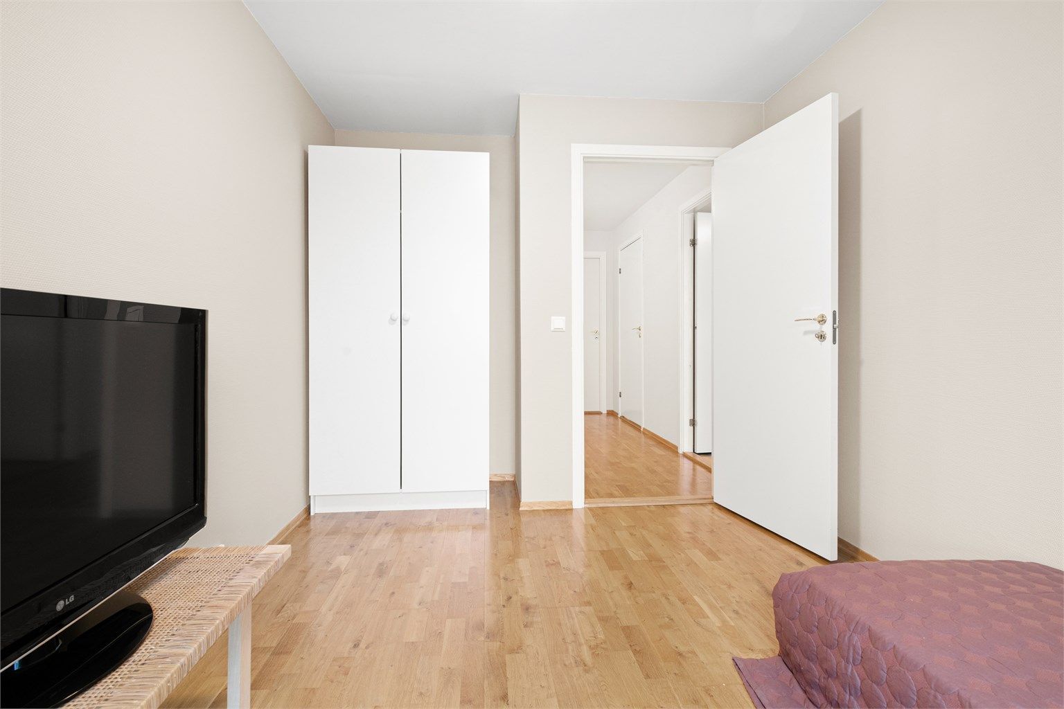 Soverom nr to med plass til seng og garderobe. 