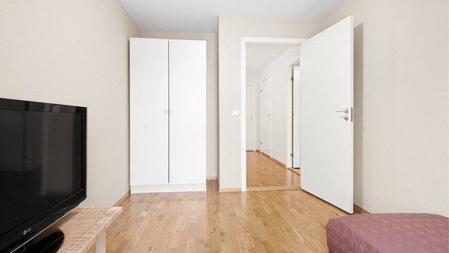Soverom nr to med plass til seng og garderobe.