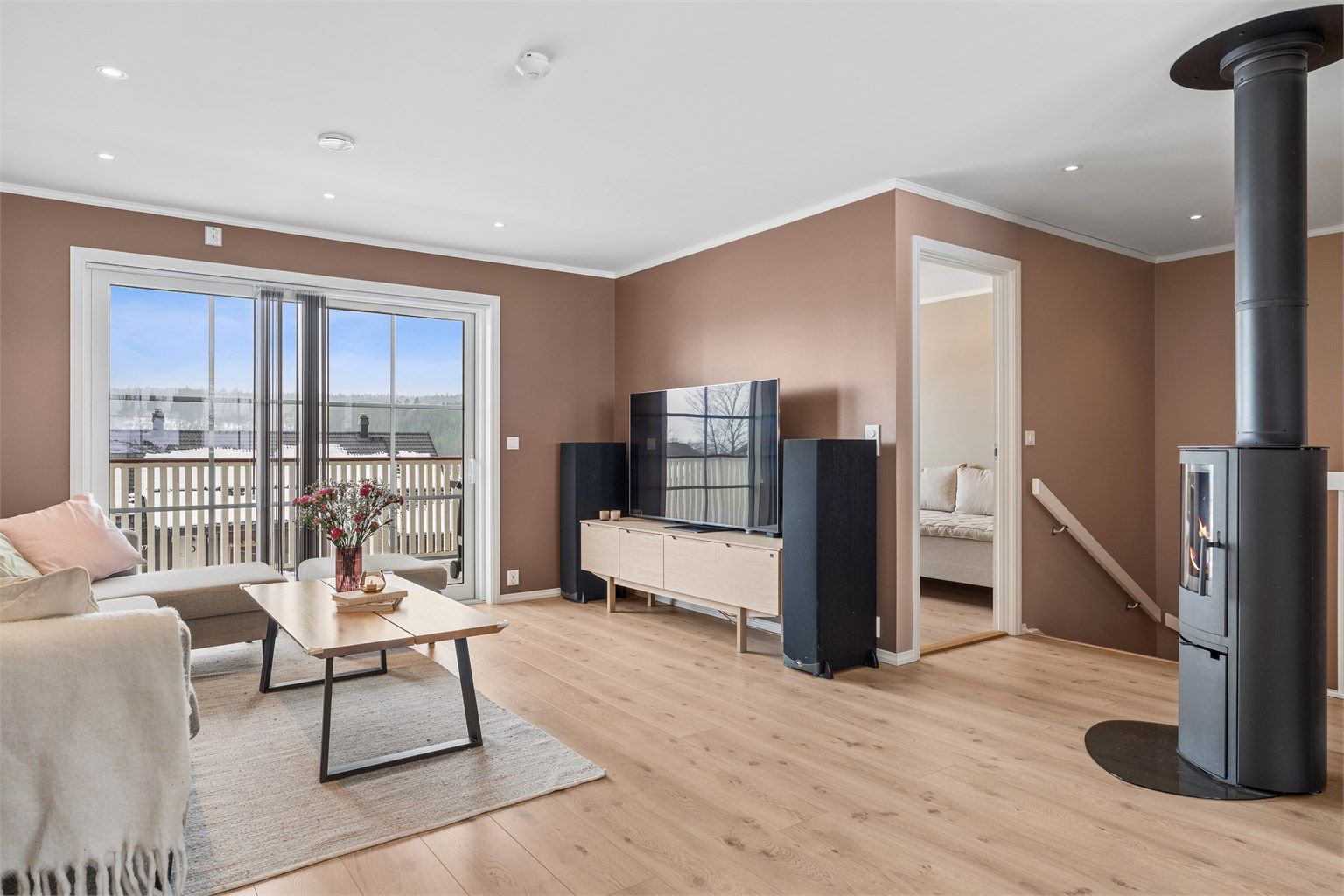 I boligens hovedplan finner man stue, spisestue og kjøkken samlet i en åpen og sosial løsning.