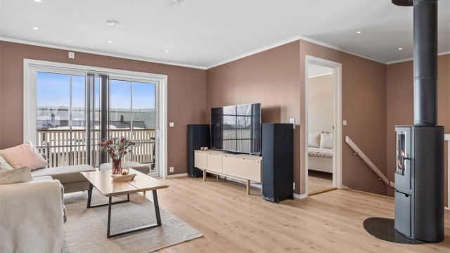 I boligens hovedplan finner man stue, spisestue og kjøkken samlet i en åpen og sosial løsning.