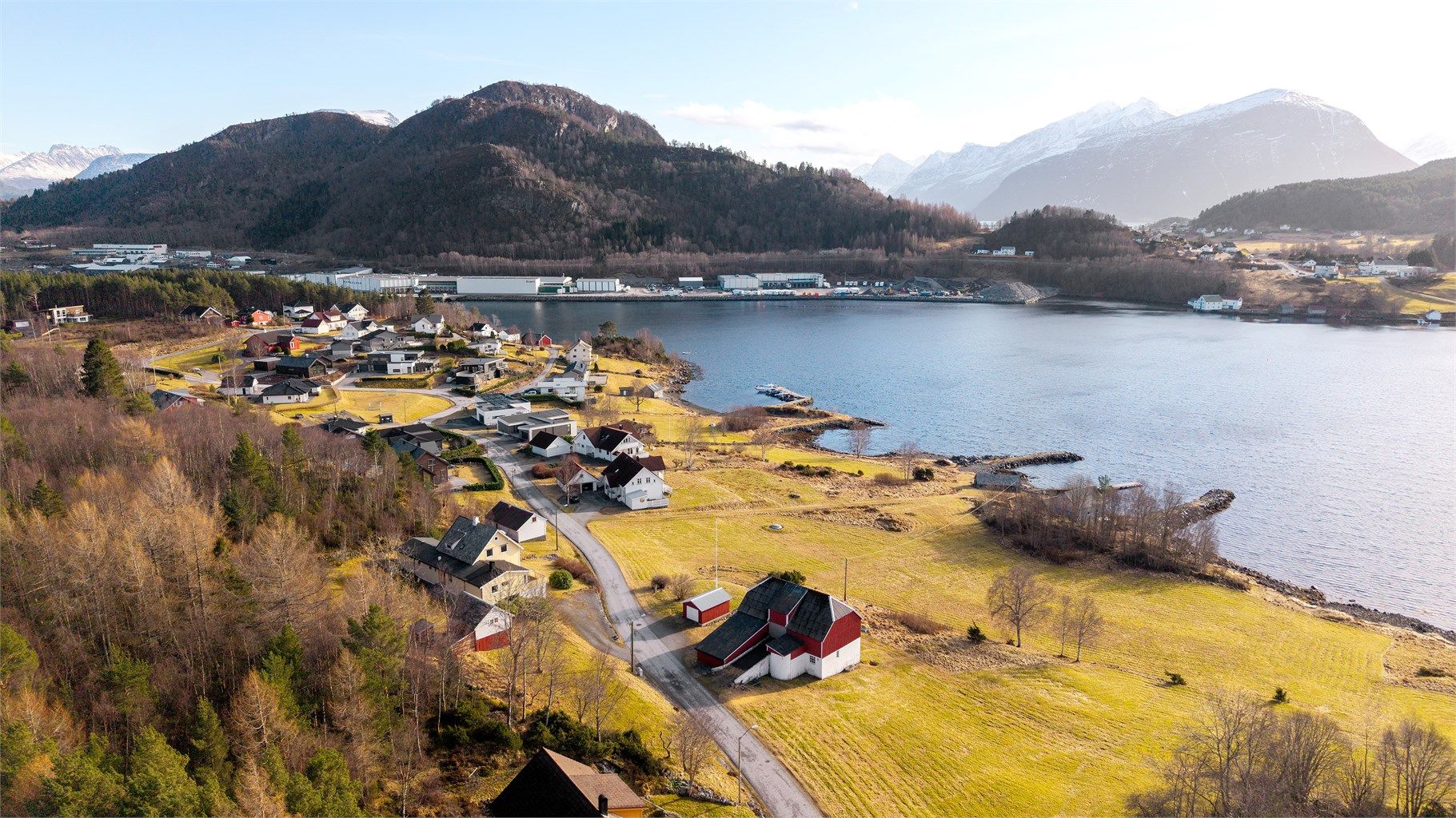 Dronebilde av nærområdet tatt fra vest mot øst