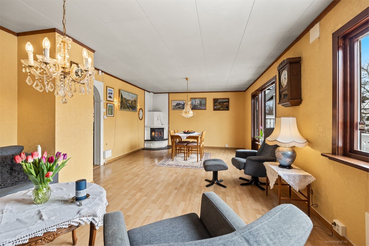 Innmurt peisinnsats skaper en lun atmosfære i stuen.