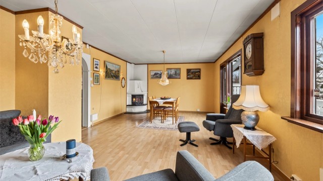 Innmurt peisinnsats skaper en lun atmosfære i stuen.